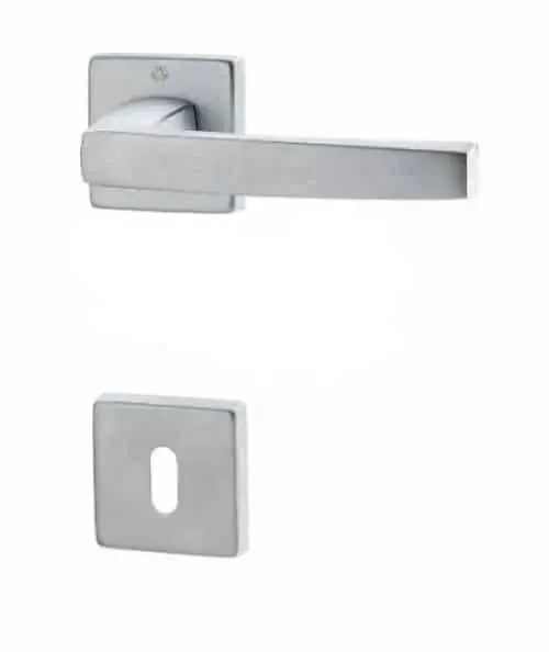 Maniglia Seven Q Ghidini per porta interna, rosetta e bocchetta quadra foro Patent, quadro 8 mm, Zalor finitura Cromo Satinato Lage Kosten