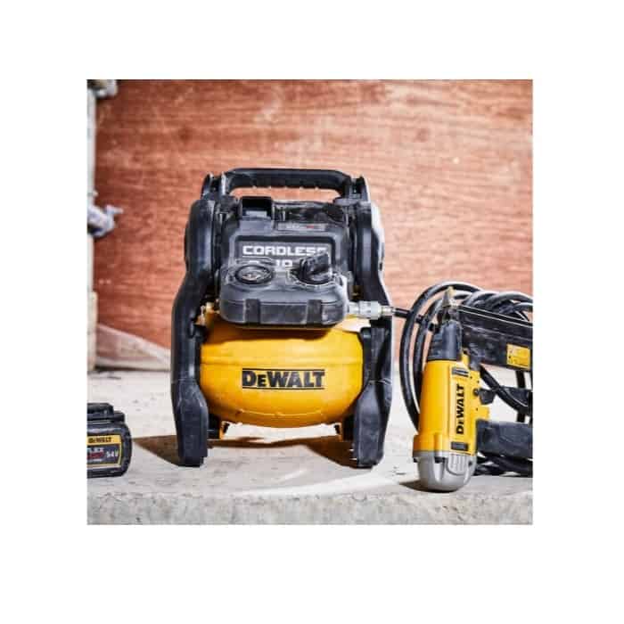 Compressore DCC1054T2-QW Dewalt, capacità serbatoio 10 L, voltaggio 54 V, 2 batterie XR FLEXVOLT Litio 6.0 Ah, motore Brushless Bestseller