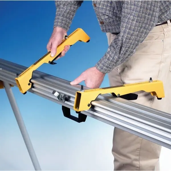 Coppia staffe di fissaggio DeWalt per troncatrice e pialletto, articolo DE7025-XJ Rechtstreeks Van De Fabrikant