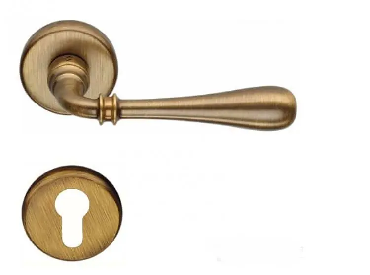 Speciale Aanbieding Maniglia per porta Colombo Design serie Ida, con rosetta foro Yale, finitura Ottone Antico