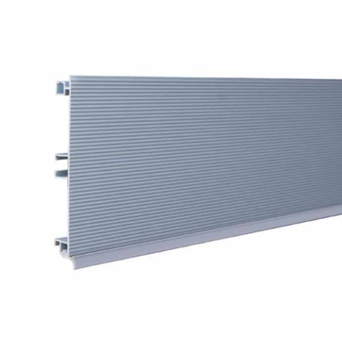Zoccolo Millerighe Emuca in alluminio, altezza 150 mm, lunghezza 390 cm, finitura Argento Opaco Alleen Vandaag