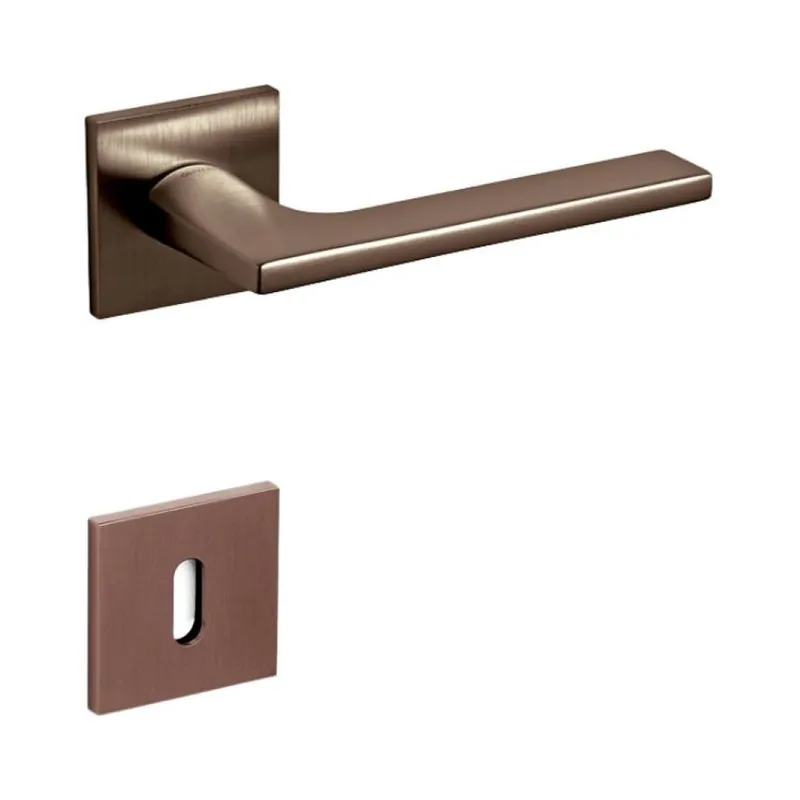 Maniglia Lotus Q Olivari per porta, rosetta e bocchetta bassa quadra 51x5 mm, foro Patent, Ottone finitura SuperBronzo Satinato Must-Have